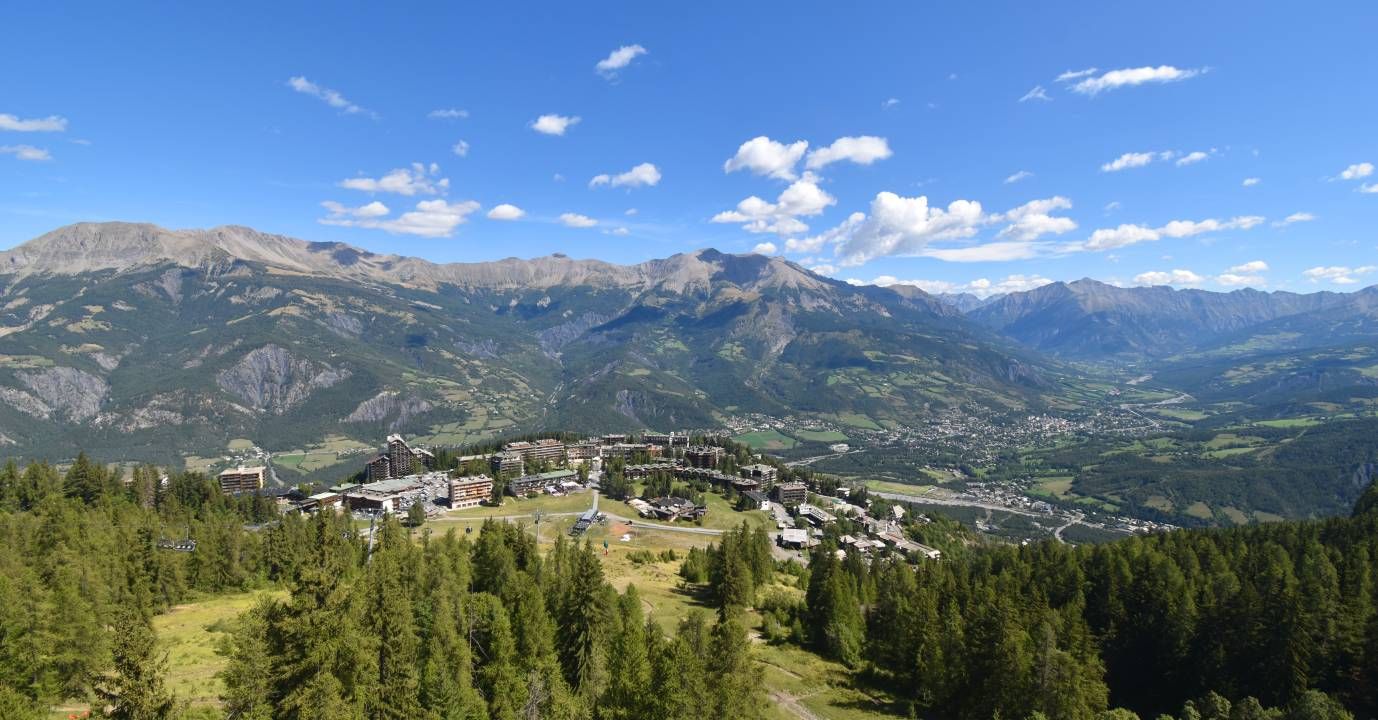 Traffic Cam Saint-Loup-du-Dorat: Front de pistes Pra Loup 1600