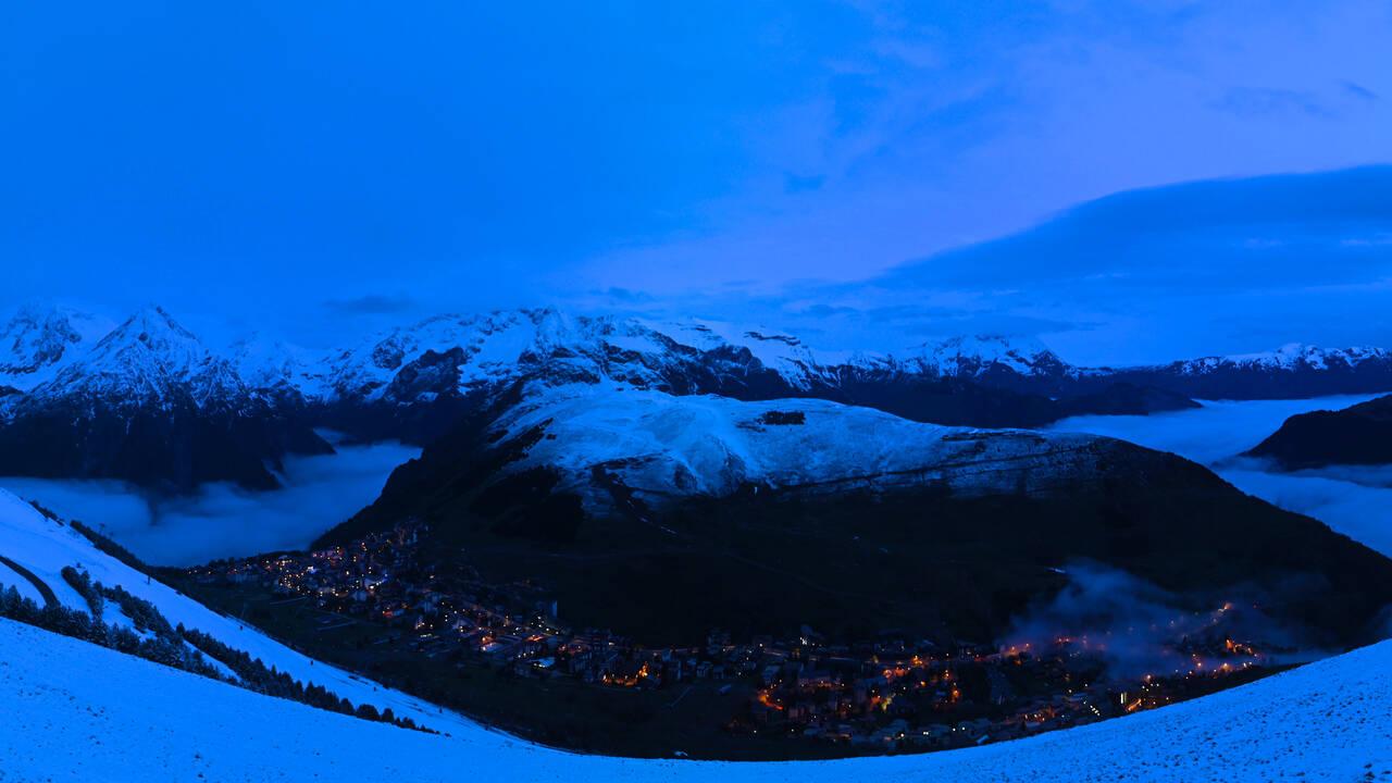Les Deux Alpes (alt. 1650 m) - Vue Petite Aiguille, Grande Aguille (2181 m), Village (1800 m)