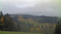 Ultima vista de la luz del día desde Gießenschwand: Jungholz − Skigebiet vom Speicherteich Höhenweg aus mit Blick ins Dorf