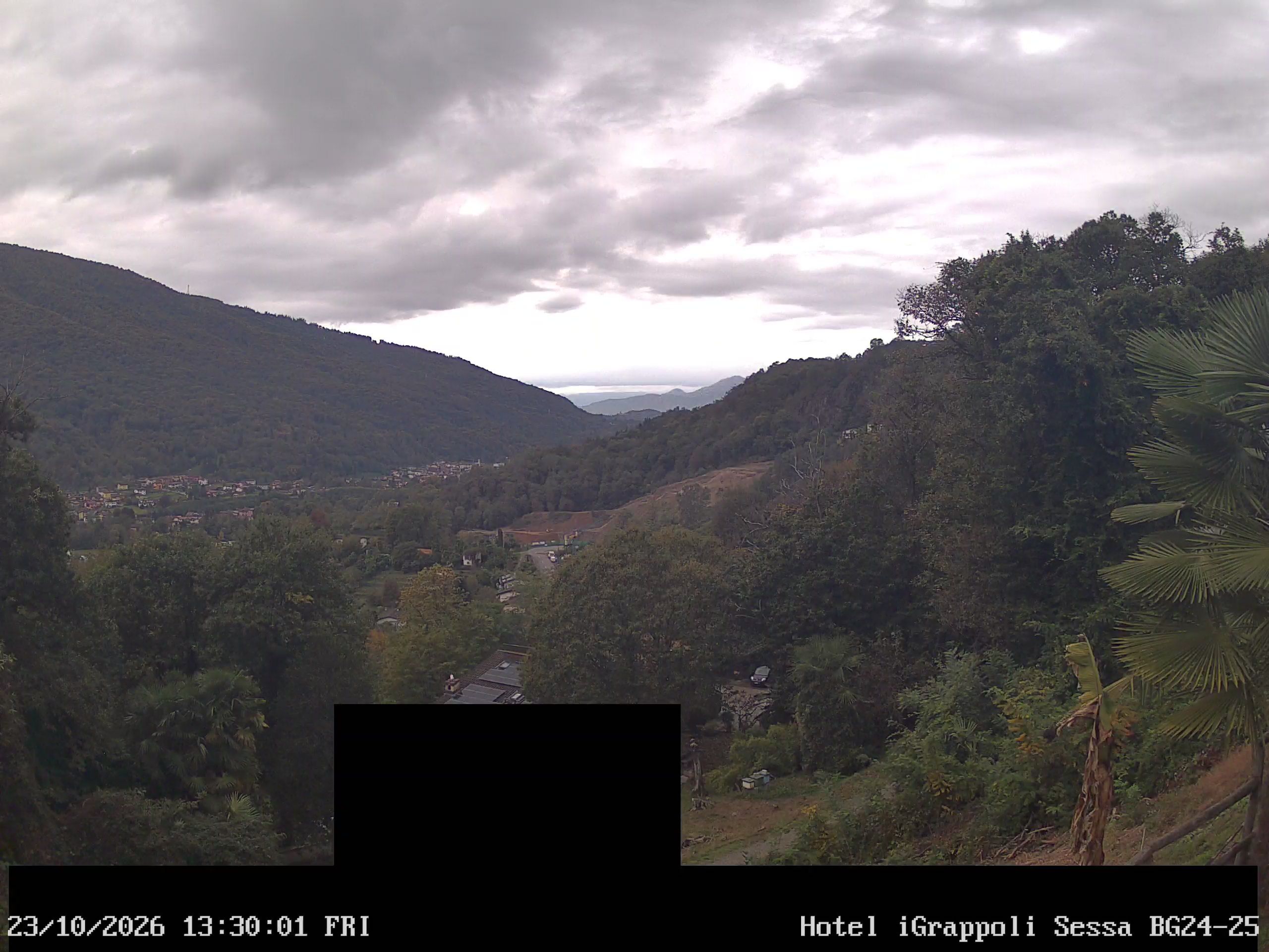 Sessa › Südwesten: Hotel I Grappoli - 6997 - Switzerland: Monte Sette Termini (r.), Monte Mezzano (l.), Tresa Valley & River running from Ponte Tresa to Luino