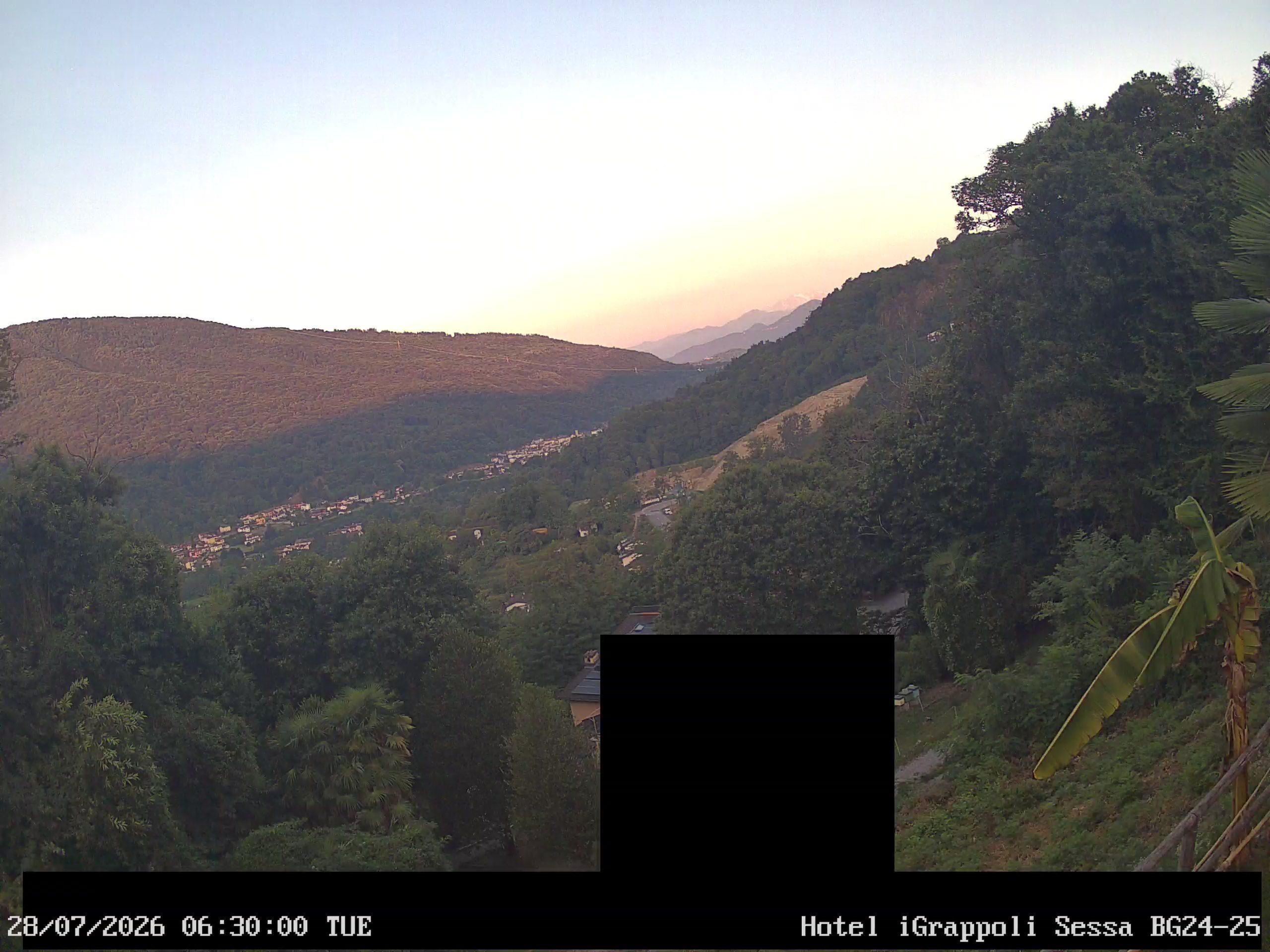 Sessa › Südwesten: Hotel I Grappoli - 6997 - Switzerland: Monte Sette Termini (r.), Monte Mezzano (l.), Tresa Valley & River running from Ponte Tresa to Luino
