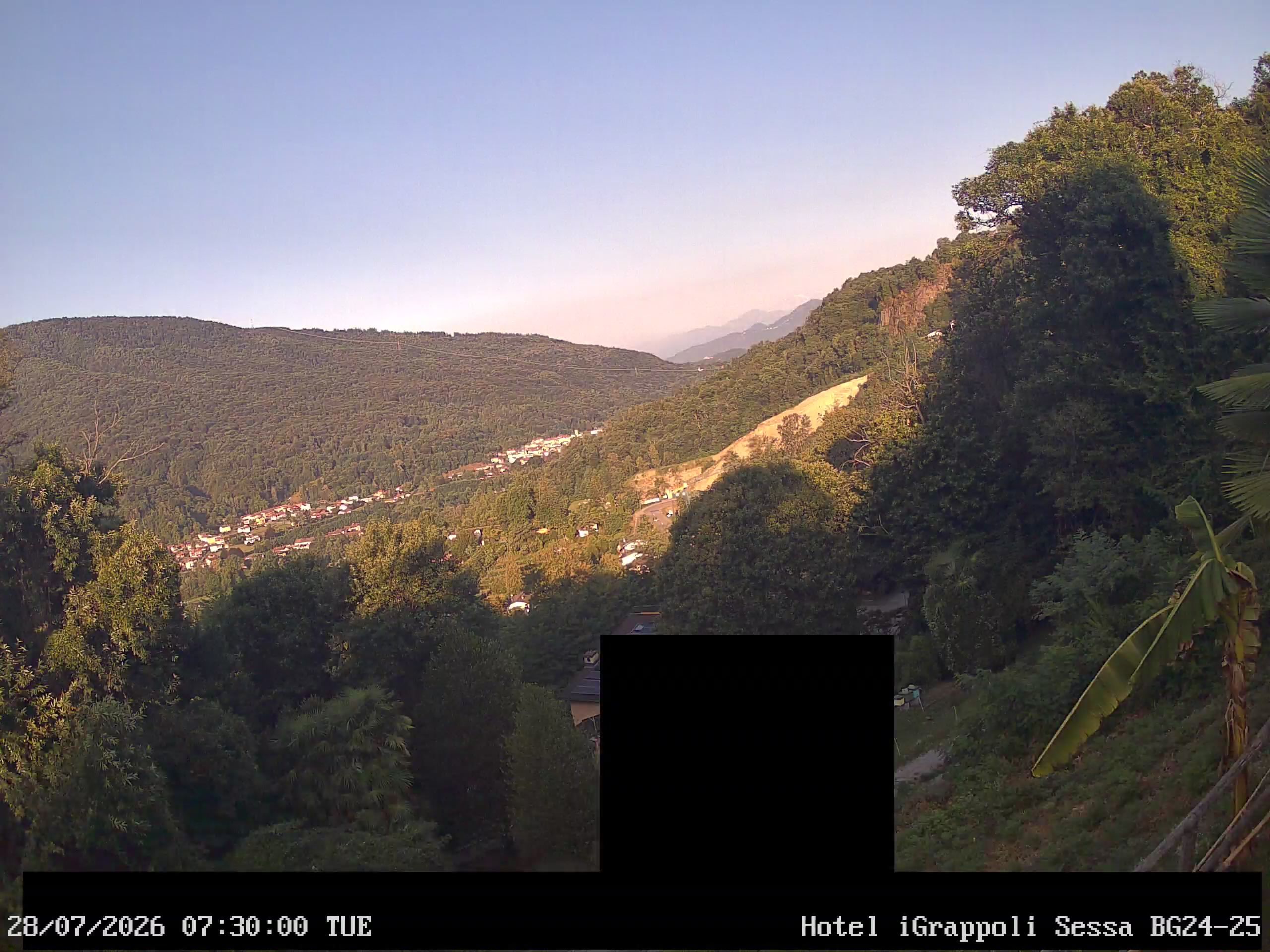 Sessa › Südwesten: Hotel I Grappoli - 6997 - Switzerland: Monte Sette Termini (r.), Monte Mezzano (l.), Tresa Valley & River running from Ponte Tresa to Luino