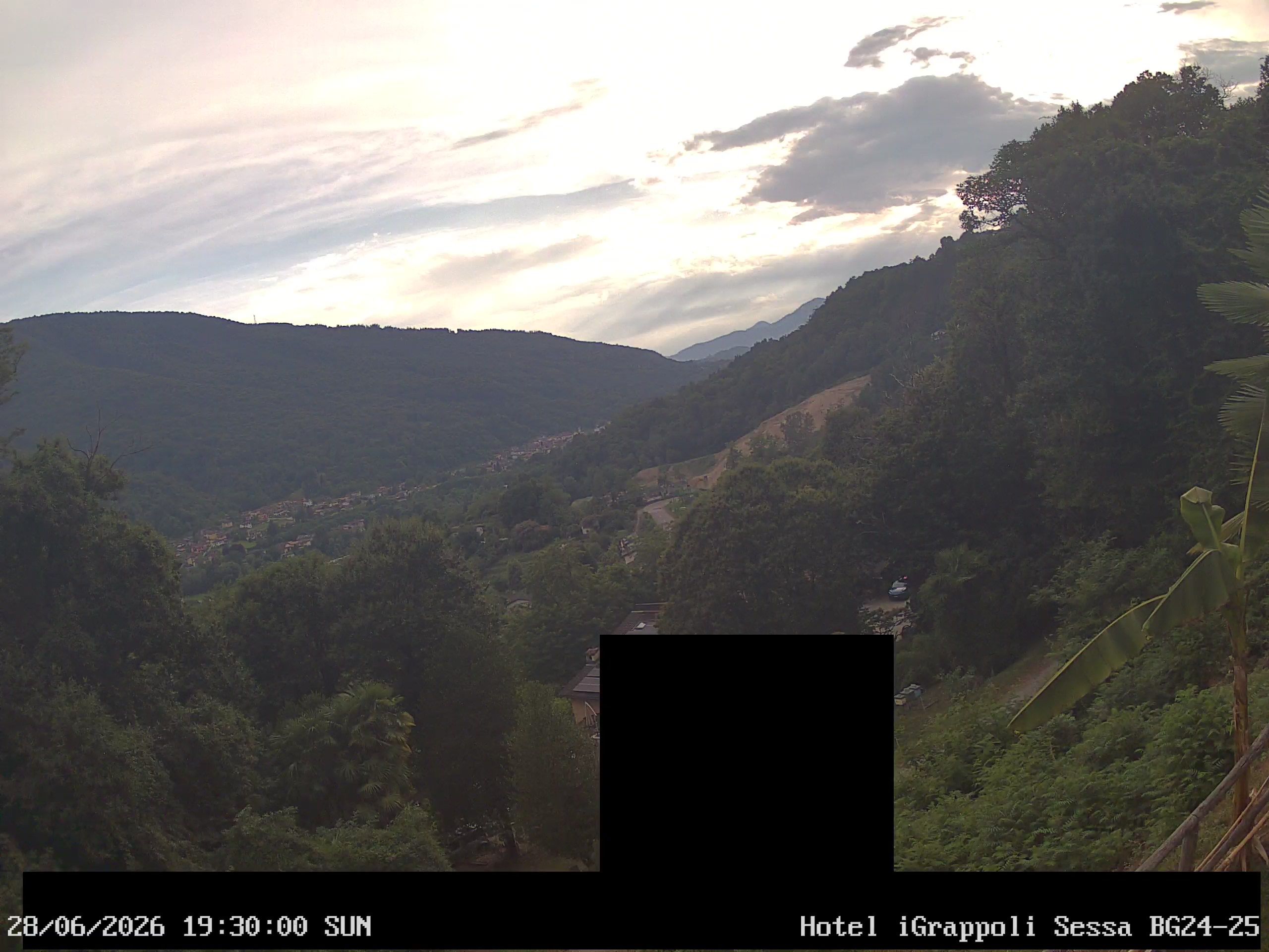 Sessa › Südwesten: Hotel I Grappoli - 6997 - Switzerland: Monte Sette Termini (r.), Monte Mezzano (l.), Tresa Valley & River running from Ponte Tresa to Luino