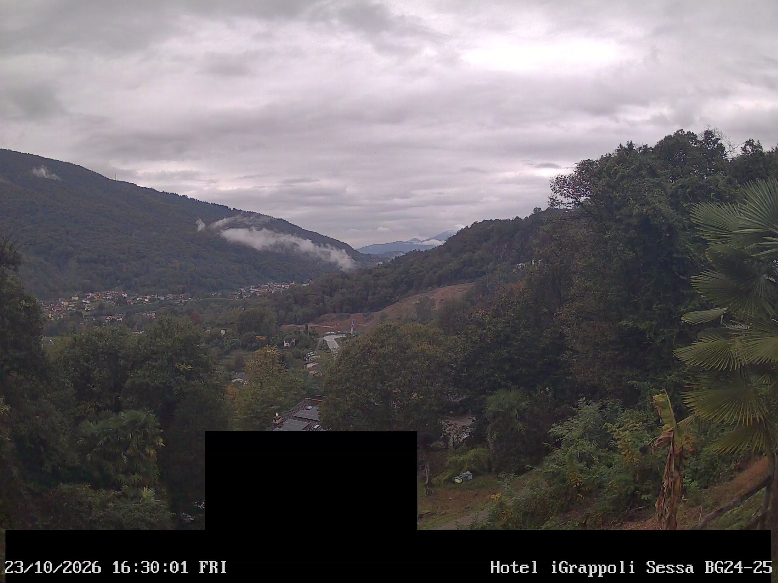 Sessa › Südwesten: Hotel I Grappoli - 6997 - Switzerland: Monte Sette Termini (r.), Monte Mezzano (l.), Tresa Valley & River running from Ponte Tresa to Luino