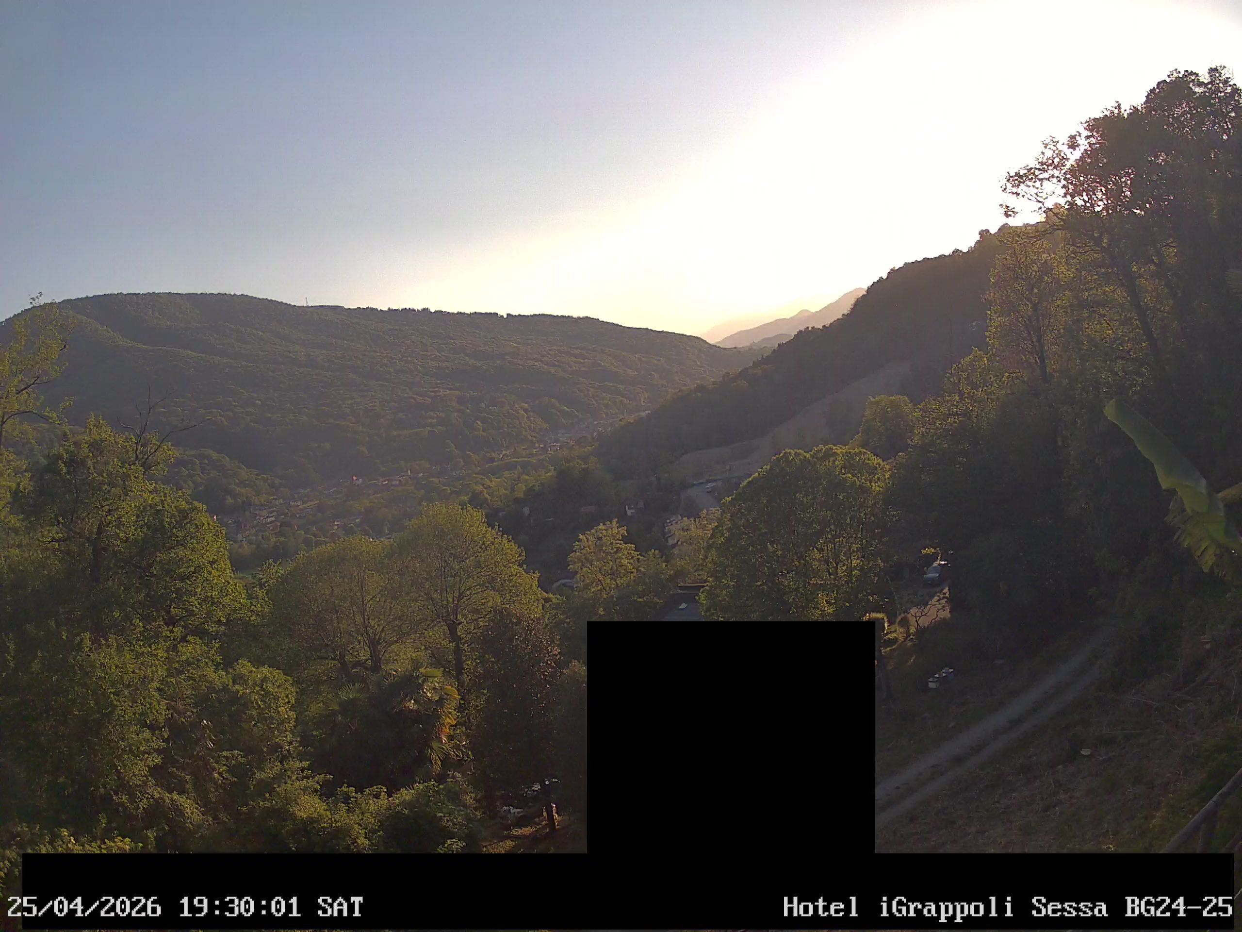 Sessa › Südwesten: Hotel I Grappoli - 6997 - Switzerland: Monte Sette Termini (r.), Monte Mezzano (l.), Tresa Valley & River running from Ponte Tresa to Luino