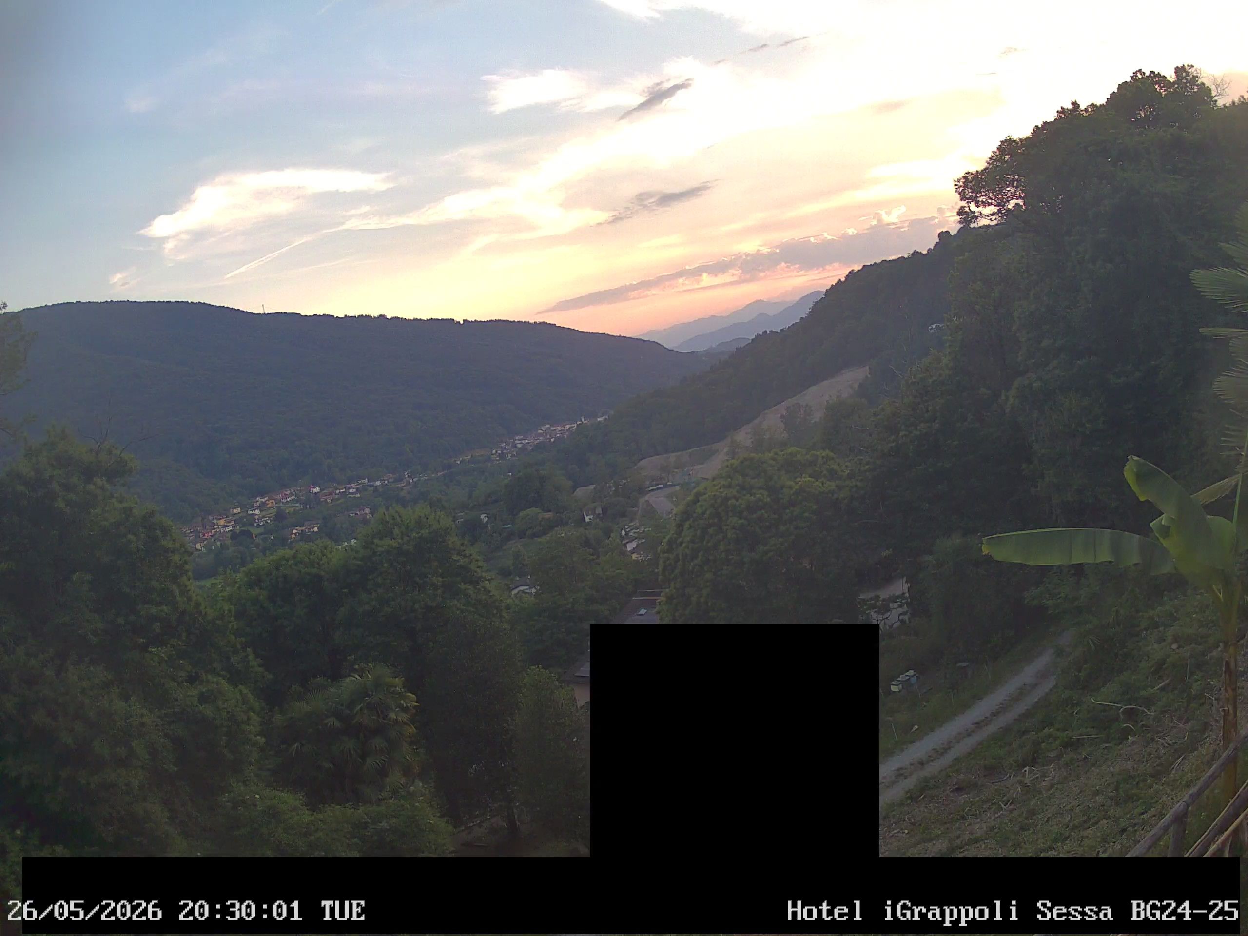 Sessa › Südwesten: Hotel I Grappoli - 6997 - Switzerland: Monte Sette Termini (r.), Monte Mezzano (l.), Tresa Valley & River running from Ponte Tresa to Luino
