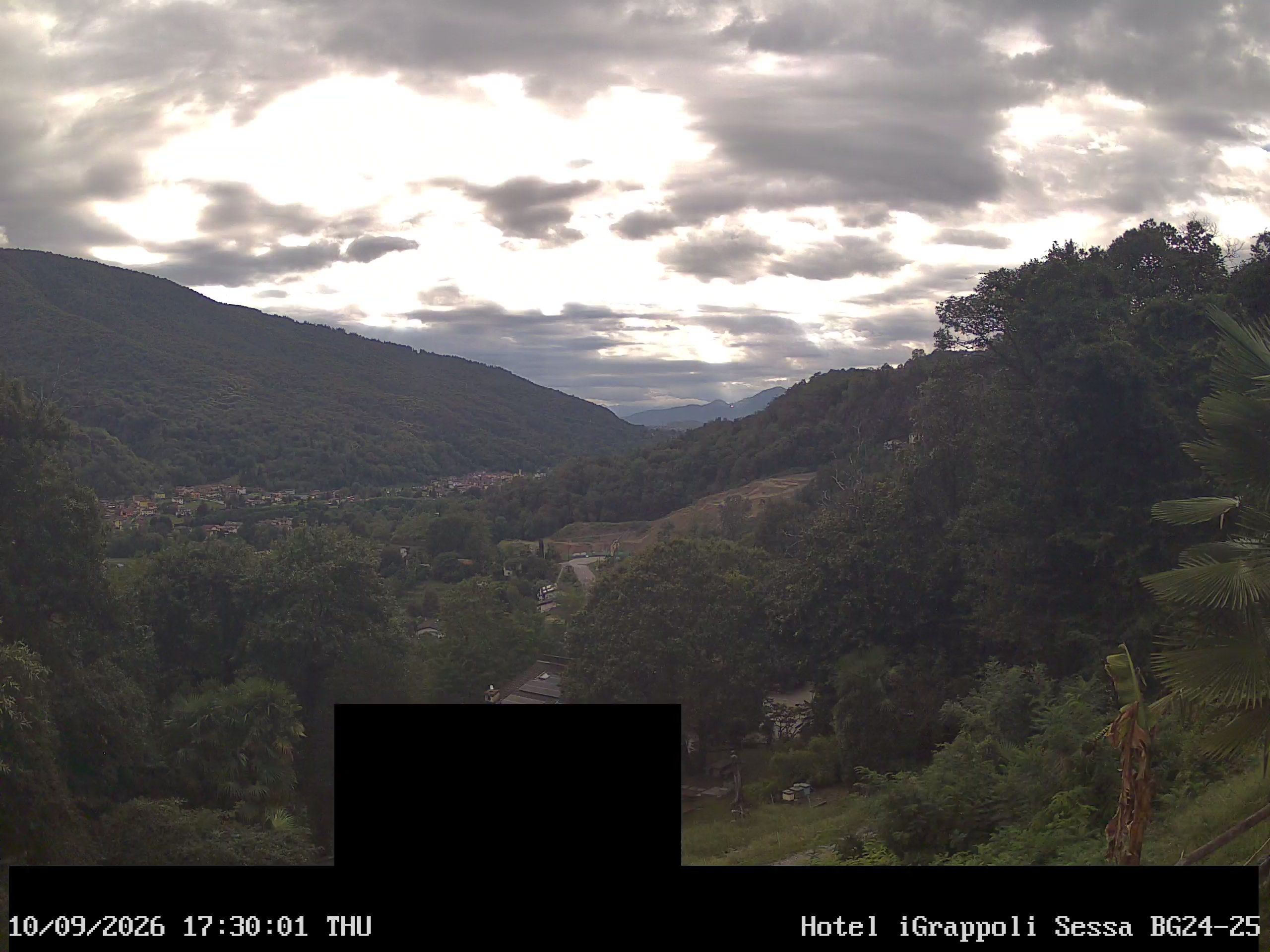 Sessa › Südwesten: Hotel I Grappoli - 6997 - Switzerland: Monte Sette Termini (r.), Monte Mezzano (l.), Tresa Valley & River running from Ponte Tresa to Luino