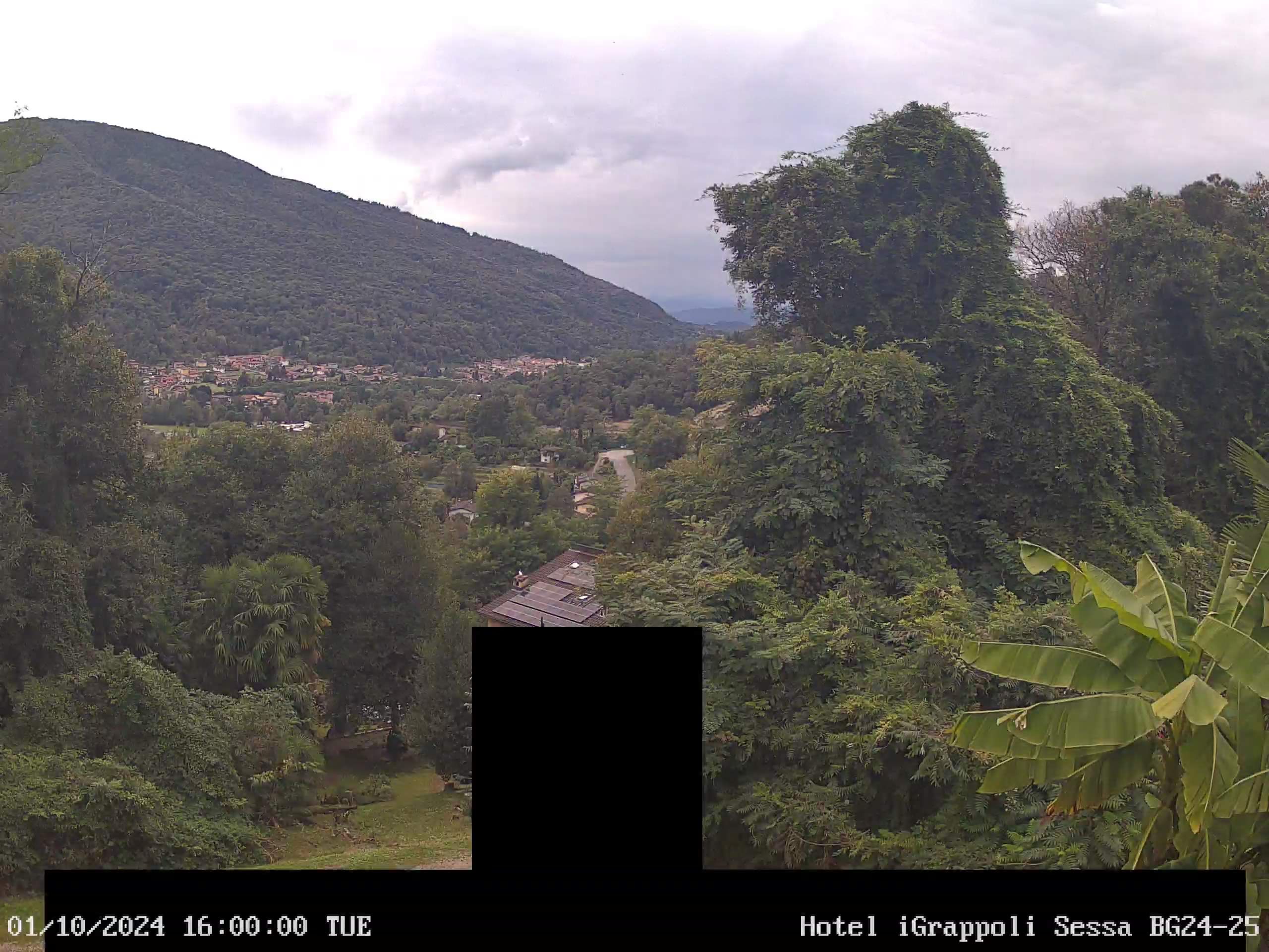 Sessa › Süd-West: Hotel I Grappoli - 6997 - Monte Sette Termini (r.), Monte Mezzano (l.), Tresa Valley & River running from Ponte Tresa to Luino