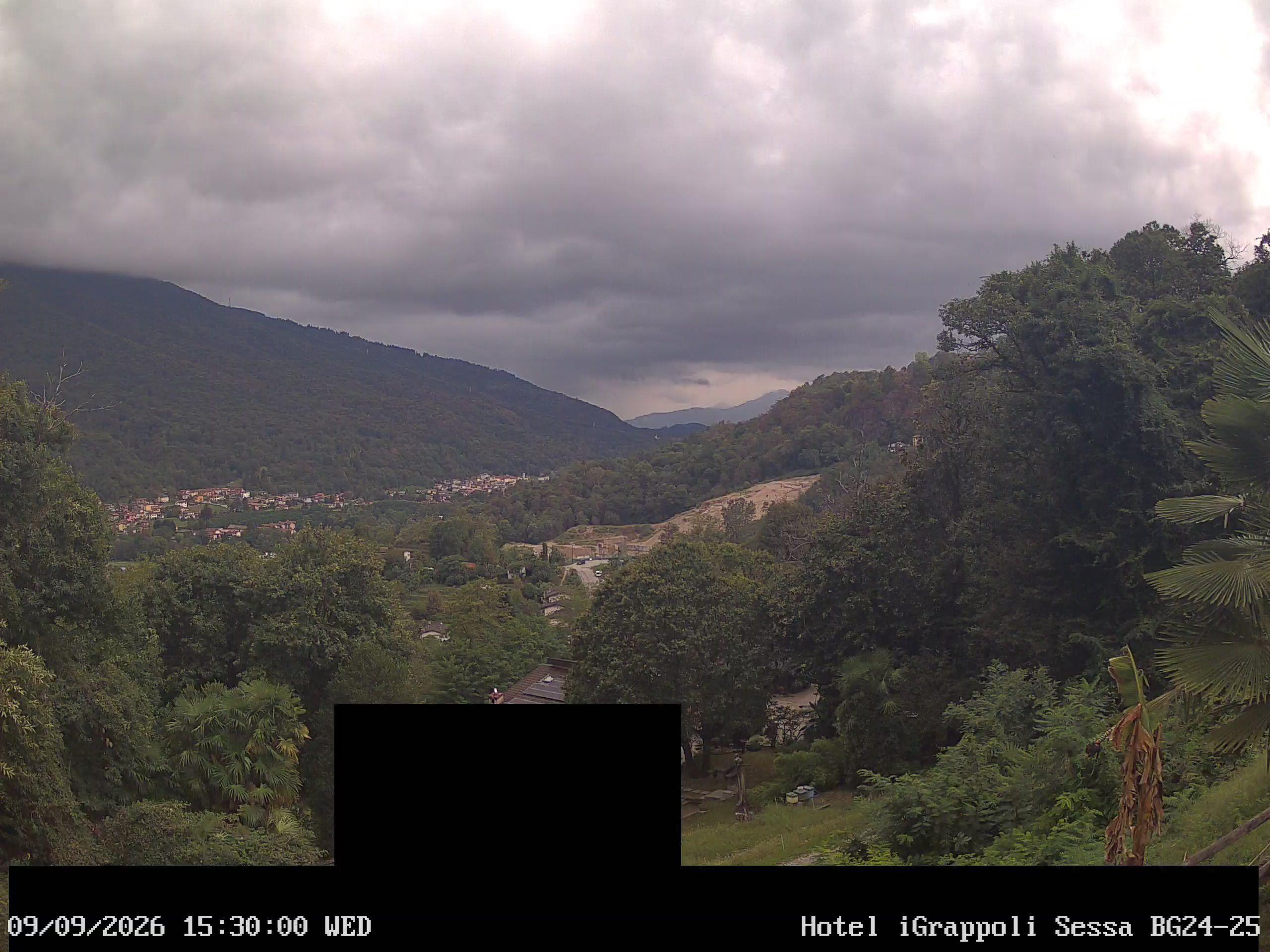Sessa › Südwesten: Hotel I Grappoli - 6997 - Switzerland: Monte Sette Termini (r.), Monte Mezzano (l.), Tresa Valley & River running from Ponte Tresa to Luino