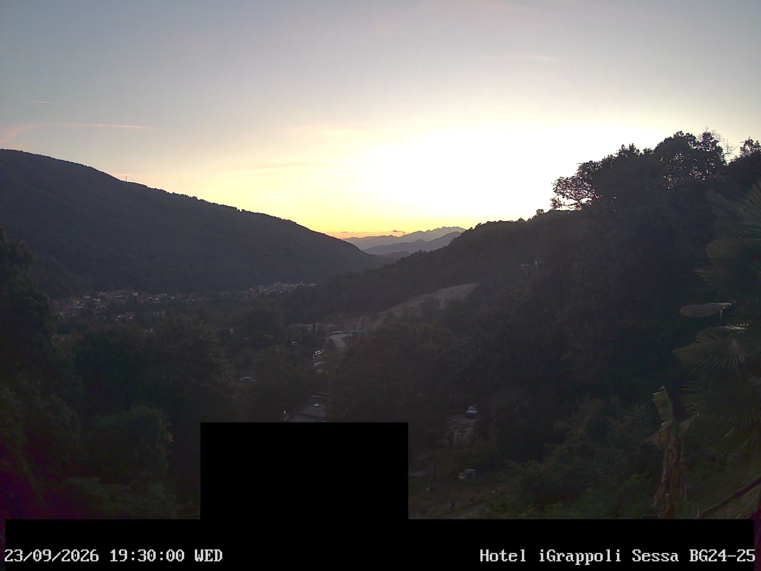 Sessa › Südwesten: Hotel I Grappoli - 6997 - Switzerland: Monte Sette Termini (r.), Monte Mezzano (l.), Tresa Valley & River running from Ponte Tresa to Luino
