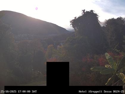 Sessa › Süd-West: Hotel I Grappoli - 6997 - Monte Sette Termini (r.), Monte Mezzano (l.), Tresa Valley & River running from Ponte Tresa to Luino