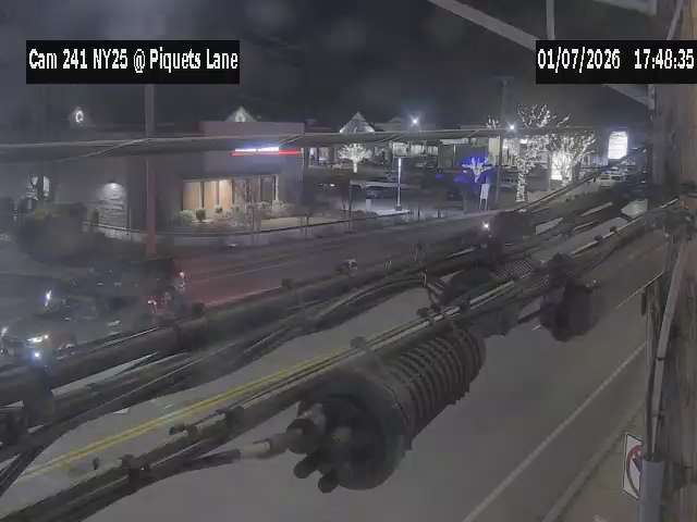 Traffic Cam Upper Brookville › East: NY 25 at Piquets Lane/South Woods Road