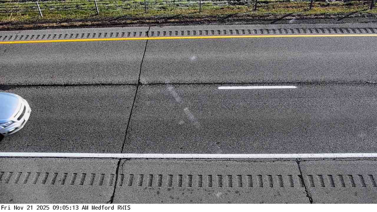 Traffic Cam Medford: I-35: I-35 - MP 52.1): I-35 - MP 52.1) View