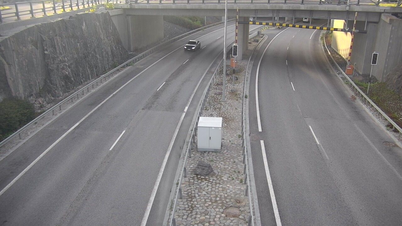 Traffic Cam Espoonlahden keskus: Tie 101 Espoo, Keilaniemi puomi itä - Tie 101 Espoo, Keilaniemi