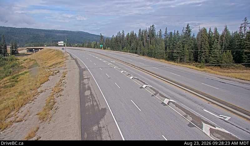 Traffic Cam Columbia-Shuswap Regional District › West: Hwy 1, about 28 km north of Golden at Donald Bridge, looking west