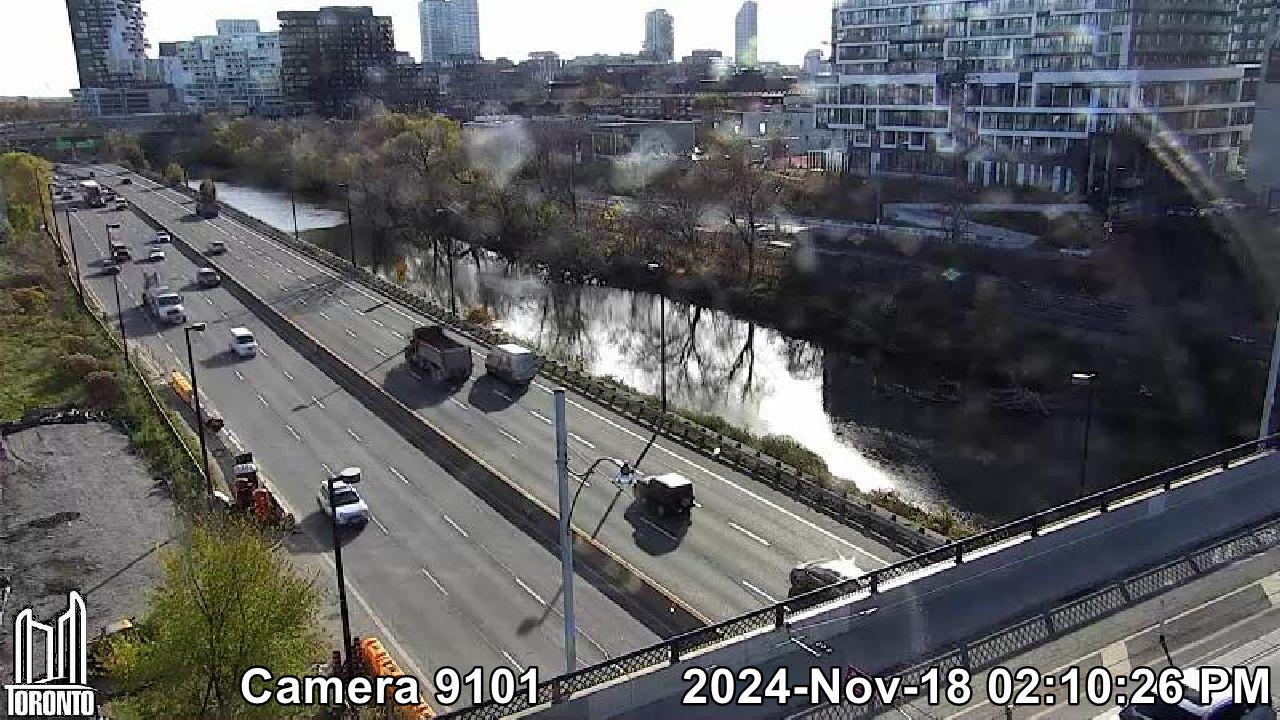 Traffic Cam East Chinatown: Don Valley Parkway near Dundas St