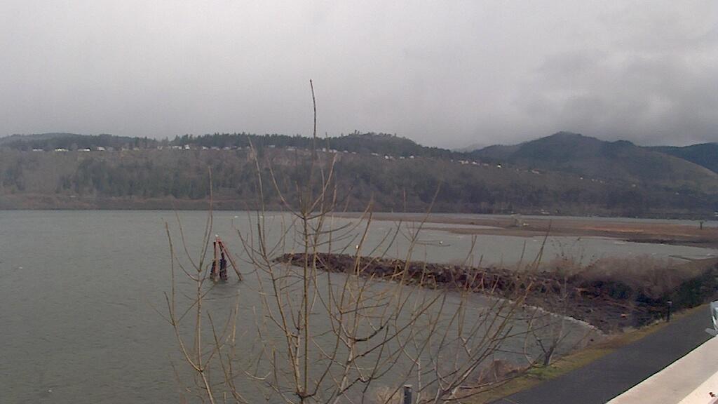 Traffic Cam Hood River › North-East: Sandbar Cafe
