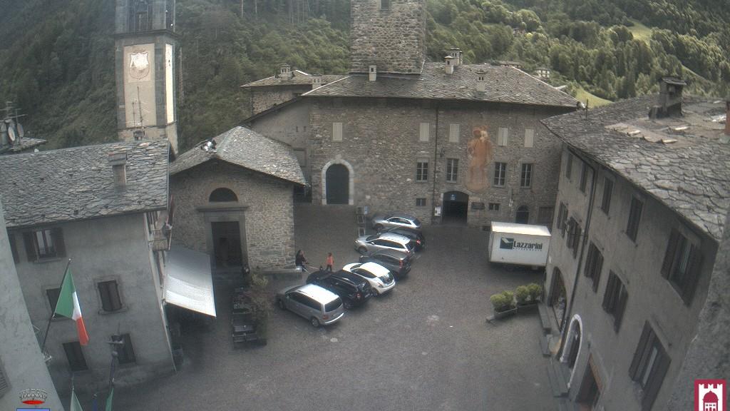 Gromos Dante Square: Majestic Mountain Landscapes Webcam