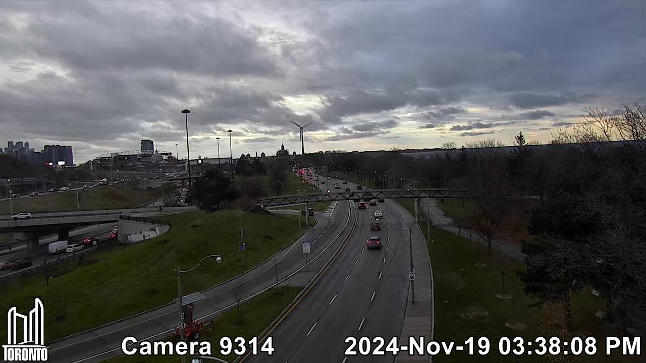 Traffic Cam Old Toronto: Lake Shore W near Oarsman Dr