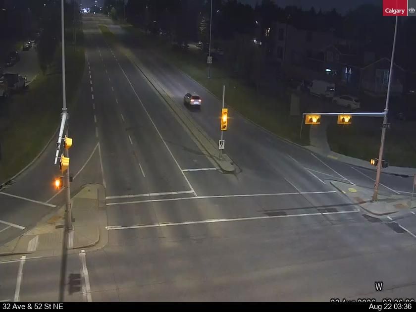 Traffic Cam Pineridge: 32 Avenue - 52 Street NE
