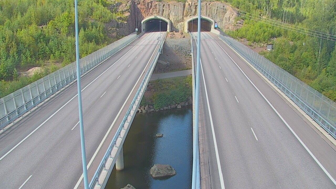 Traffic Cam Pyhtaa: Tie 7 Markkinamäki, suuaukko, itä - Helsinkiin