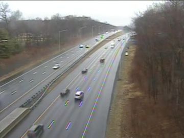 Traffic Cam Southington › East: I-84 e/o Exit 27 (Burritt St)