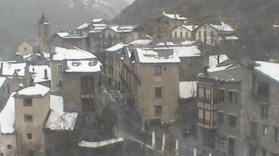 Vista de cámara web de luz diurna desde Ordino: View of the mountains