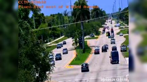 Traffic Cam Pembroke Pines: Pines Blvd east of W 83rd Avenue