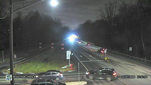 Traffic Cam Yonkers › North: Bronx River Parkway at Leewood Drive