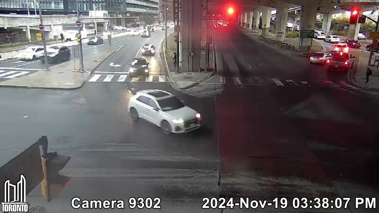 Traffic Cam St. Lawrence: Lake Shore Blvd E near Lower Jarvis St