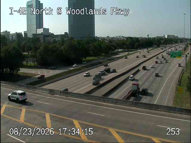 Traffic Cam Oak Ridge North › South: I-45 North @ Woodlands Pkwy