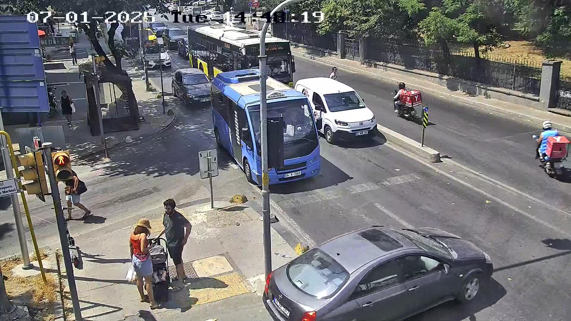 Traffic Cam Goztepe Mahallesi: Göztepe - İstasyon Caddesi