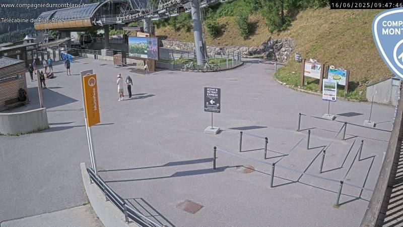 Chamonix Mountain Vista: South-West View Webcam