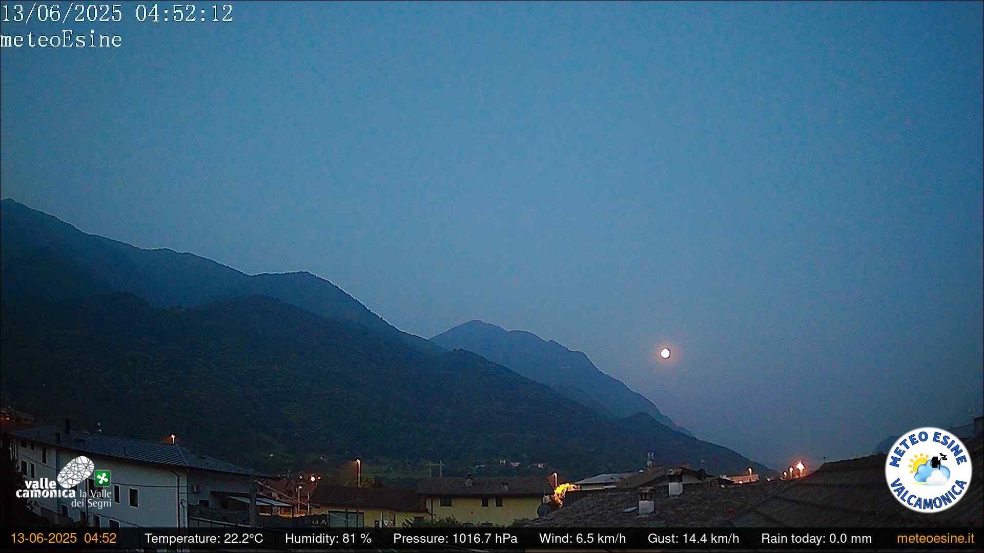 North-East Adventure: City and Mountain Views Webcam