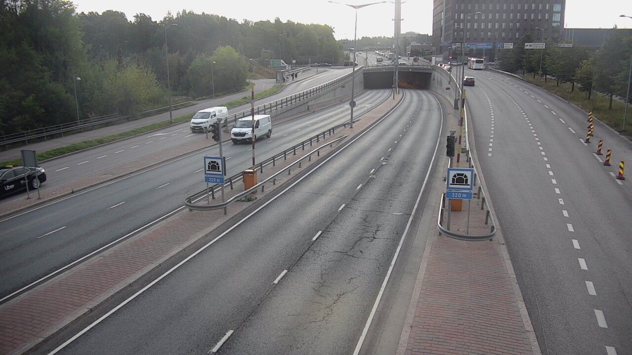 Traffic Cam Helsinki: Tie 100 Hakamäentie, Kivihaan tunneli, länsi - Kivihaan tunneli, länsi