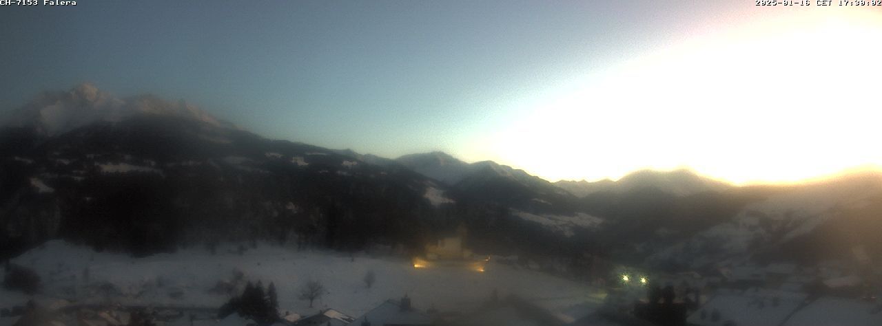 Falera › Süden: Fellers - Graubünden, Schweiz: Valsertal und Kirche St. Remigius im Vordergrund