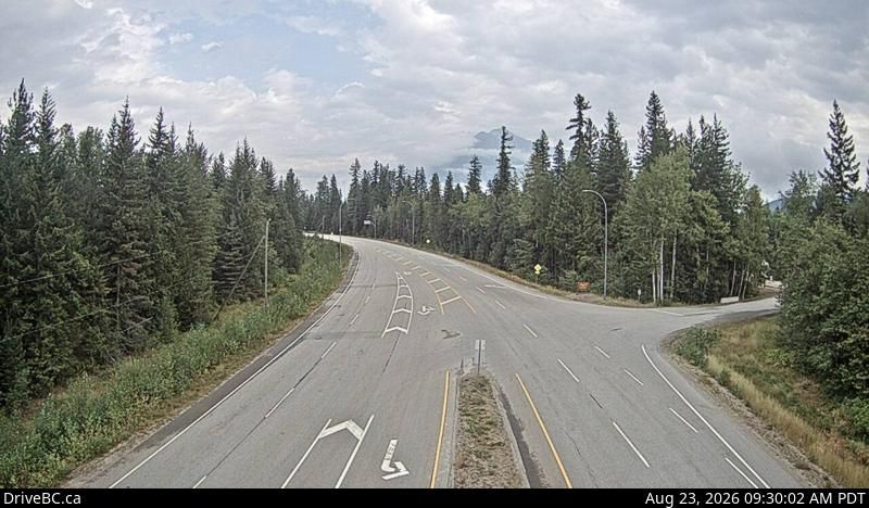 Traffic Cam Trout Lake › North: Hwy 23, near the Upper Arrow Lake ferry landing at Shelter Bay, middle of queue, looking north