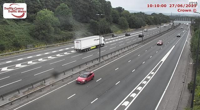 Traffic Cam Castleton: Newport - M4 westbound between junctions 28 and 29 (Tredegar Park and)