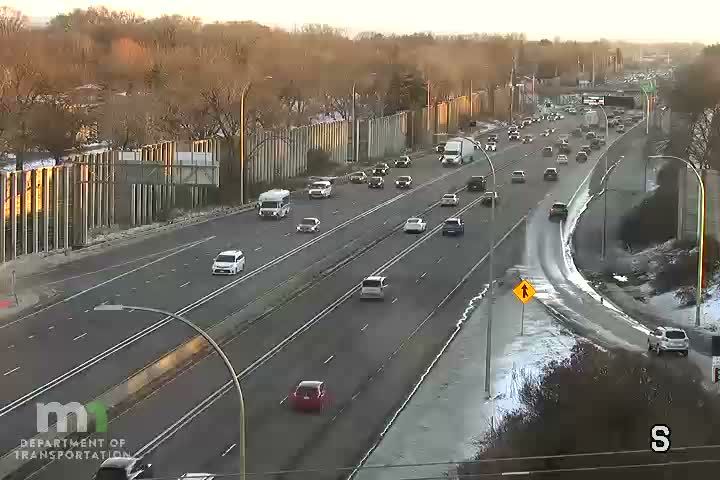 Traffic Cam Bloomington: I-35W SB @ 82nd St