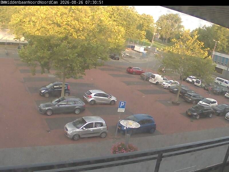 Traffic Cam Hoogvliet Rotterdam: Barry's Middenbaan Noord (Noord) - WebCam