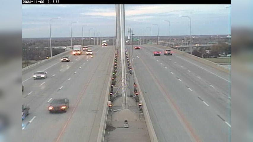 Traffic Cam Toledo: Skyway Bridge South Side - Looking North