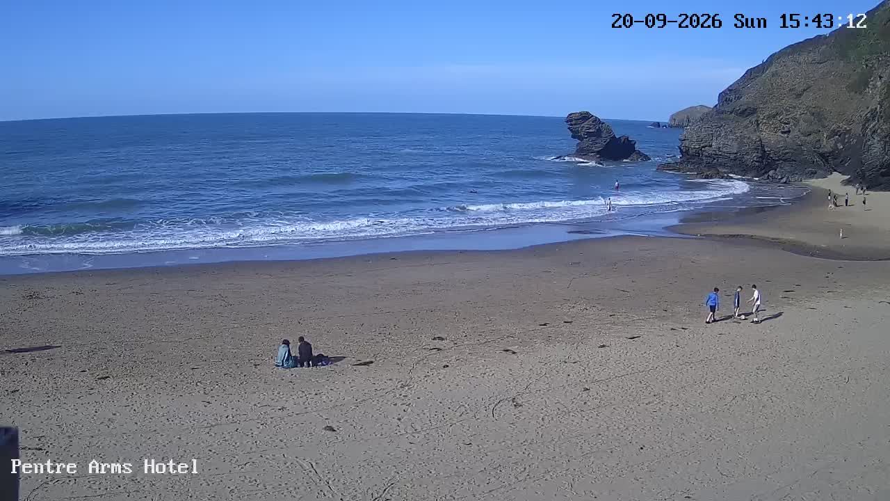 Traffic Cam Newcastle Emlyn › North-West: Llangrannog Beach