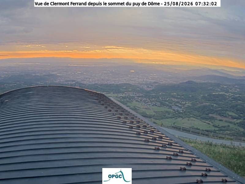 Traffic Cam Saint-Jean-des-Ollieres: Vue de Clermont-Ferrand depuis le sommet du Puy de Dome