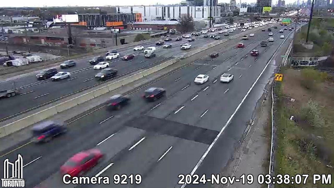 Traffic Cam Etobicoke: Gardiner Expwy near Wickman Rd