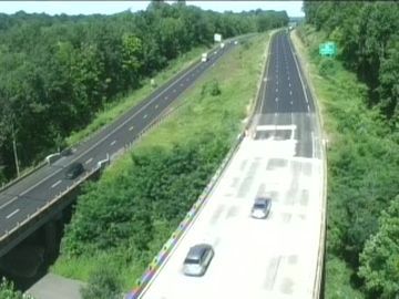 Traffic Cam Meriden › West: I-691 WB - e/o Exit 4 @ Hubbard Park Dr