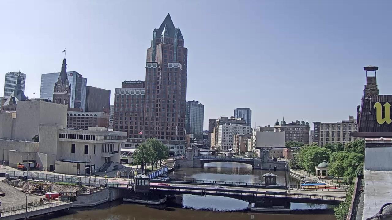 Traffic Cam Milwaukee › East: Steinmeyer Building