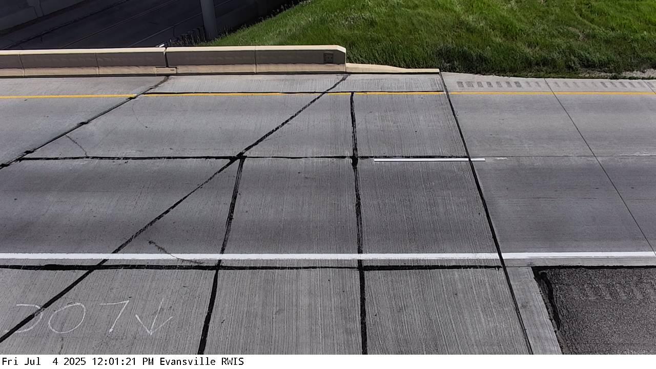 Traffic Cam Evansville: I-94: I-94 - MP 82.8): I-94 - MP 82.8) View