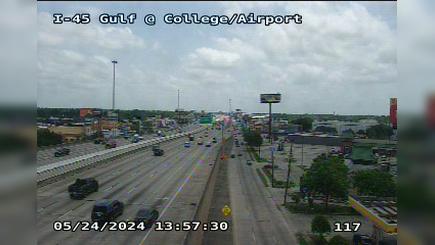 Traffic Cam Houston › South: I-45 Gulf @ College-Airport