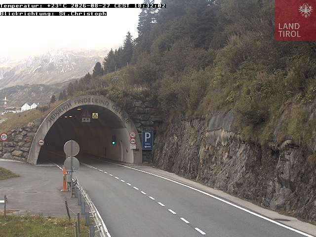 Traffic Cam Gemeinde Sankt Anton am Arlberg: Sankt Christoph am Arlberg - Österreich: B 197 Arlbergstraße, St.Christoph Schmittentunnel Süd Blickrichtung St.Christoph