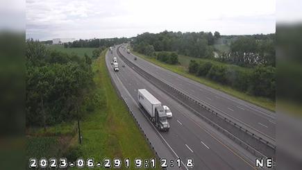 Traffic Cam Anderson: I-69: 1-069-220-3-2 N OF SR